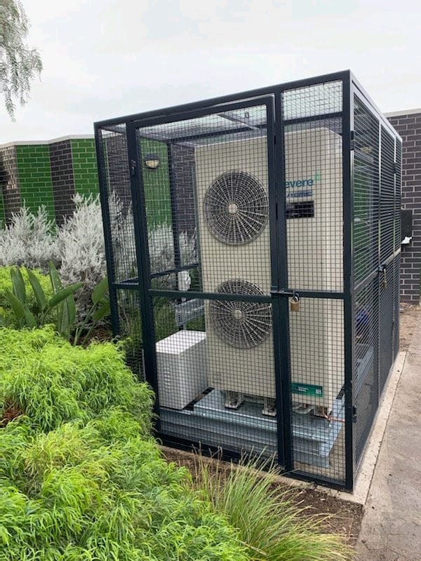 Air conditioning unit protected by avantage cage