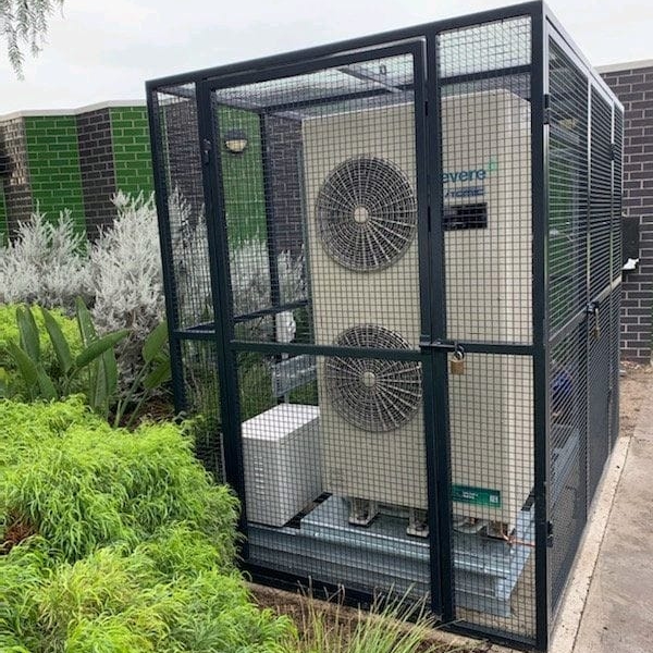 Air conditioning unit protected by avantage cage